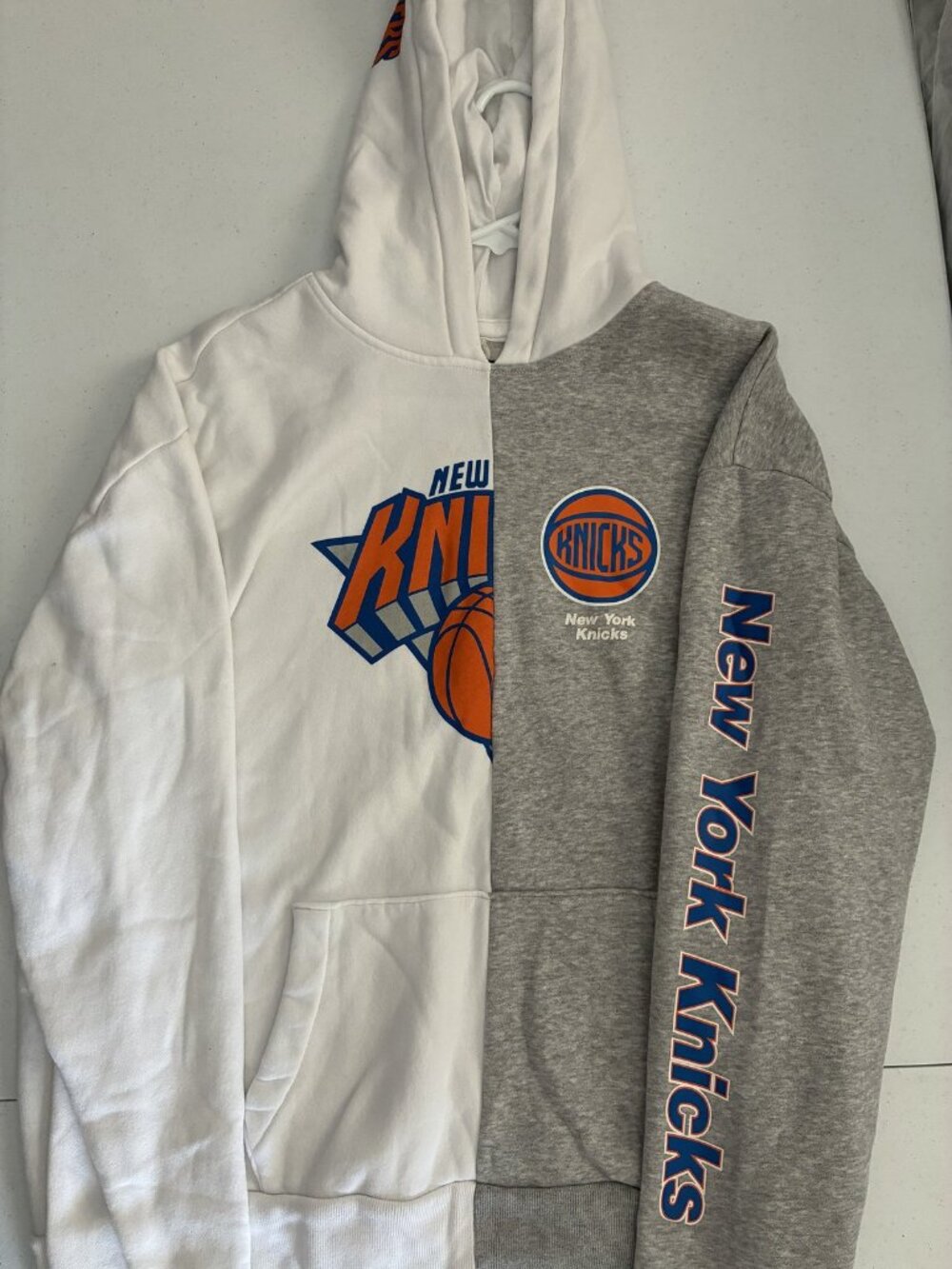 Hollister x NBA New York Knicks Hoodie Men XL White Grey Split